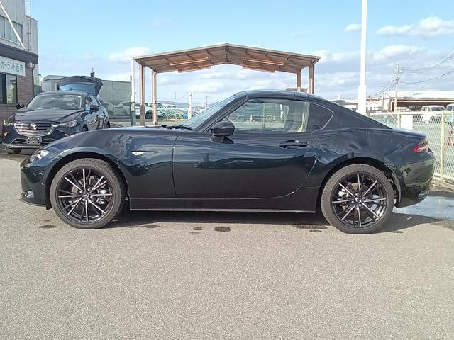 ボディカラーはジェットブラックです。ボディにまわりの色が反射しておしゃれですね。