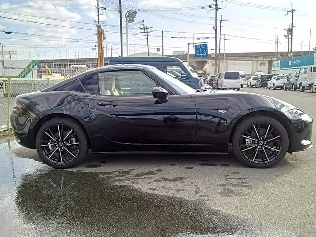 マツダの掲げる「人馬一体」の想いを受け継いだオープンカーです。