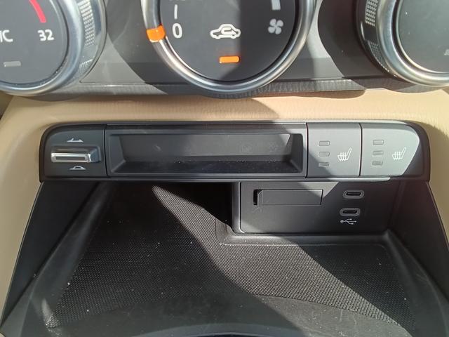 運転席・助手席にはシートヒーター付きなので、冬でも快適に運転いただけます。