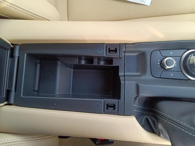 コンパクトなボディですがあちこちに収納スペースが隠されています。