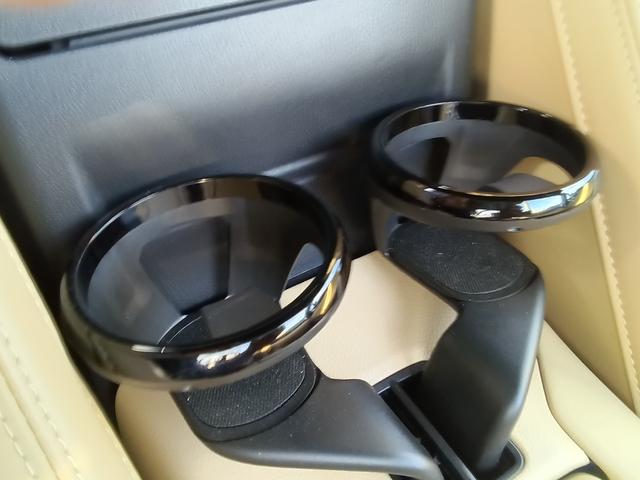 オプションの着脱式カップホルダーです。