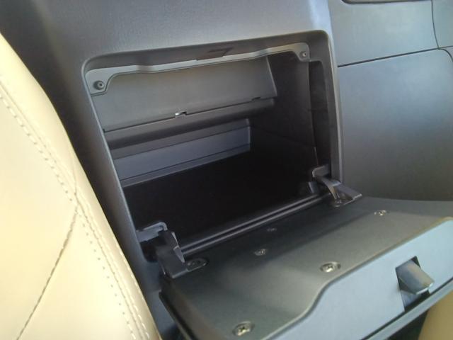 コンパクトなボディですがあちこちに収納スペースが隠されています。