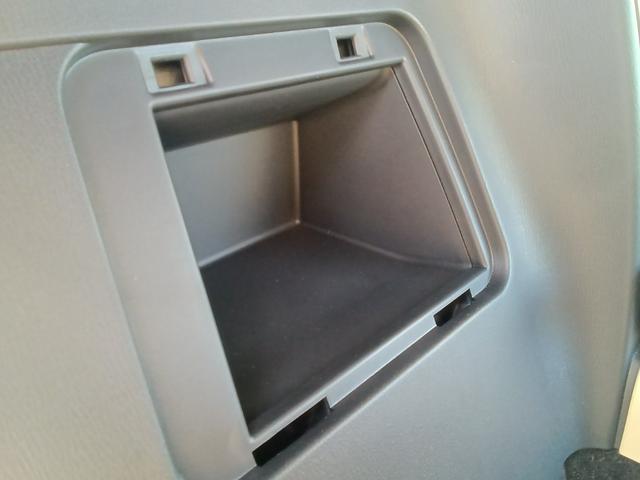 コンパクトなボディですがあちこちに収納スペースが隠されています。