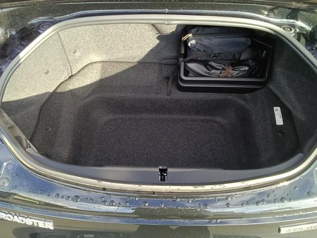 オープンカーですが国内２泊３日分の荷物位は詰め込めます！