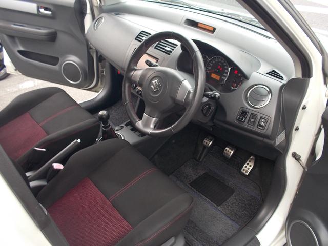 スイフト スポーツ　後期型　５ＭＴ　メモリーナビ　地デジＴＶ　１６インチアルミホイール　ドアミラーウインカー　スマートキー　ＥＴＣ　盗難防止システム　２０２３年製タイヤ／２０２４年製バッテリィー　禁煙車（9枚目）