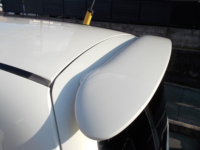 �A���~�z�C�[���⃁�b�L�p�[�c���̗p���A����߂����A�G���K���g�������������u�N�[���v�B�����ɂ́A�{�v���X�G�[�h���t�@�u���b�N�V�[�g�\���A���~�w�A���C�����C���p�l�N���X�^�[���̗p�B