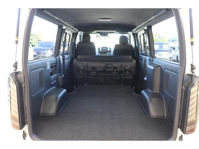 ハイエースバン スーパーGL ダークプライムII バッドフェイスボンネット TRDデイライト付きフロントスポイラー TRDマッドフラップ FLEXオーバーフェンダー RAYS 16インチAW TOYOオープンカントリー アルパインBIGXナビ(2枚目)