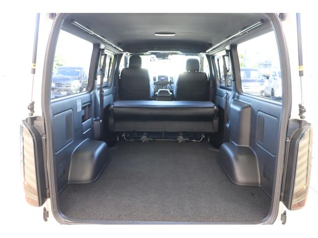 ハイエースバン スーパーGL ダークプライムII バッドフェイスボンネット TRDデイライト付きフロントスポイラー TRDマッドフラップ FLEXオーバーフェンダー RAYS 16インチAW TOYOオープンカントリー アルパインBIGXナビ(34枚目)