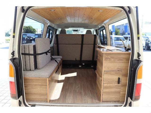 ハイエースバン ロングDX リヤクーラー・ヒーター付 WoodVillageBlackEdition FLEX T-Forceフロントスポイラー FLEX オーバーフェンダー FLEX NEXUSCREST 16インチAW(14枚目)