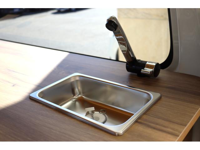 ハイエースバン ロングDX リヤクーラー・ヒーター付 WoodVillageBlackEdition FLEX T-Forceフロントスポイラー FLEX オーバーフェンダー FLEX NEXUSCREST 16インチAW(30枚目)