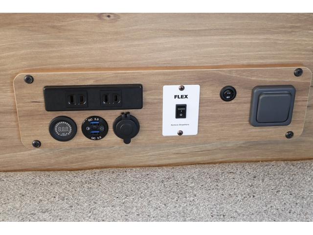 ハイエースバン ロングDX リヤクーラー・ヒーター付 WoodVillageBlackEdition FLEX T-Forceフロントスポイラー FLEX オーバーフェンダー FLEX NEXUSCREST 16インチAW(31枚目)