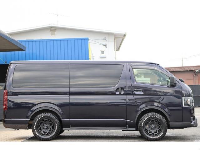 ハイエースバン スーパーGL ダークプライムII 新品TOYO オープンカントリーRTタイヤ 新品FLEX ネクサストレイル16インチAW 新品FLEX オーバーフェンダー KENWOODフローティングナビ 新品FLEX ベッドキット(8枚目)
