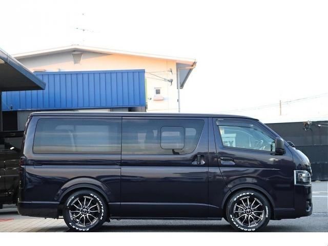 ハイエースバン スーパーＧＬ　ダークプライムＩＩ　バッドフェイスボンネット　新品ＦＬＥＸ　ＤＥＬＦ０６　１７インチＡＷ　新品ＦＬＥＸ　オメガＬＥＤテールランプ　ＴＯＹＯＴＡ純正７インチナビ　新品ＦＬＥＸ　オーバーフェンダー　ナスカータイヤ（9枚目）