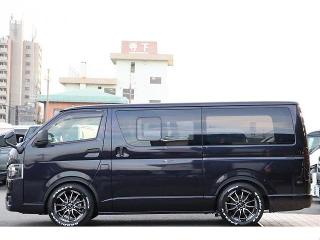 ハイエースバン スーパーＧＬ　ダークプライムＩＩ　バッドフェイスボンネット　新品ＦＬＥＸ　ＤＥＬＦ０６　１７インチＡＷ　新品ＦＬＥＸ　オメガＬＥＤテールランプ　ＴＯＹＯＴＡ純正７インチナビ　新品ＦＬＥＸ　オーバーフェンダー　ナスカータイヤ（10枚目）