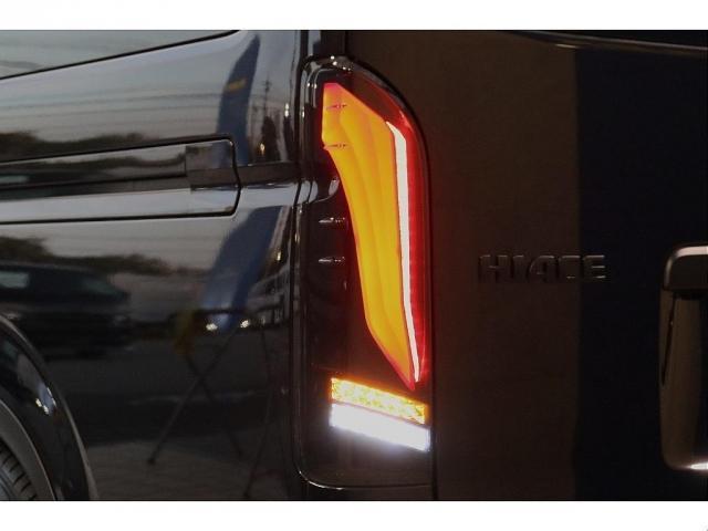 ハイエースバン スーパーＧＬ　ダークプライムＩＩ　バッドフェイスボンネット　新品ＦＬＥＸ　ＤＥＬＦ０６　１７インチＡＷ　新品ＦＬＥＸ　オメガＬＥＤテールランプ　ＴＯＹＯＴＡ純正７インチナビ　新品ＦＬＥＸ　オーバーフェンダー　ナスカータイヤ（15枚目）