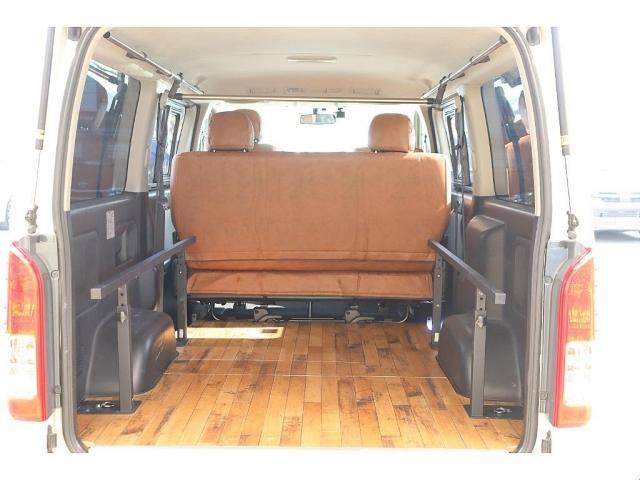 ハイエースバン スーパーGL ダークプライム Re classic社外製ボンネットDUNLOP GRANDTEK16インチタイヤNEXUSTRAIL16インチAWFLEXクラシックシートカバーベッドキット木目調カーゴパネルパナソニック7インチナビ(17枚目)