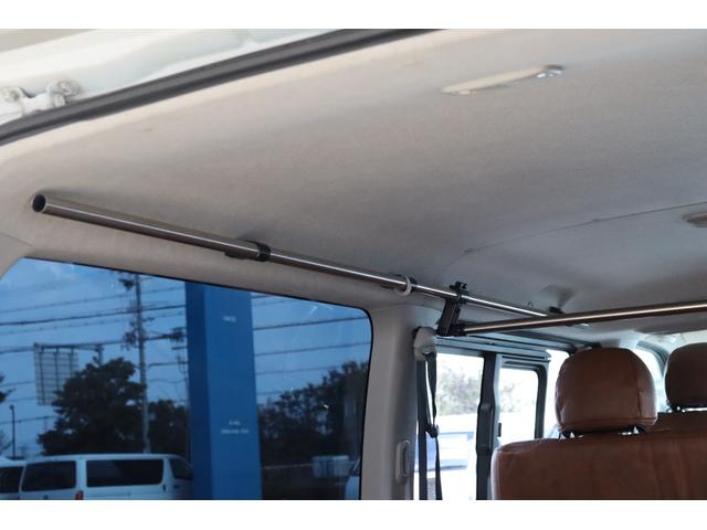 ハイエースバン スーパーGL ダークプライム Re classic社外製ボンネットDUNLOP GRANDTEK16インチタイヤNEXUSTRAIL16インチAWFLEXクラシックシートカバーベッドキット木目調カーゴパネルパナソニック7インチナビ(33枚目)