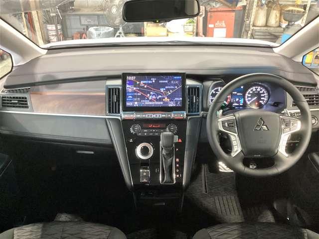 デリカD:5 P カスタム仕様 11型ナビ 電動ステップ Bモニター 地デジ LEDヘッドランプ DVD再生 ナビTV シートヒーター 4WD 電動シ-ト 寒冷地仕様 メモリナビ ABS 3列 オートエアコン ASC(8枚目)