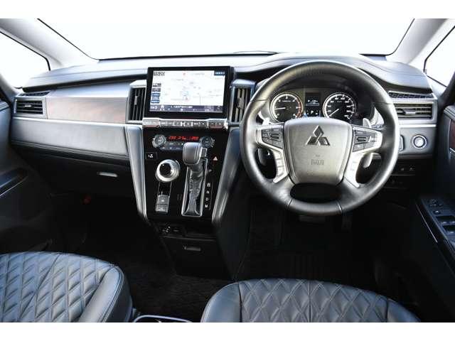 デリカＤ：５ Ｐ　１１型ナビ　本革シート　前後ドラレコ　レザーシート　Ｂモニター　地デジ　ＬＥＤヘッドランプ　ＤＶＤ再生　ナビＴＶ　シートヒーター　ＥＴＣ　４ＷＤ　電動シ－ト　寒冷地仕様　メモリナビ　ＡＢＳ　３列（5枚目）