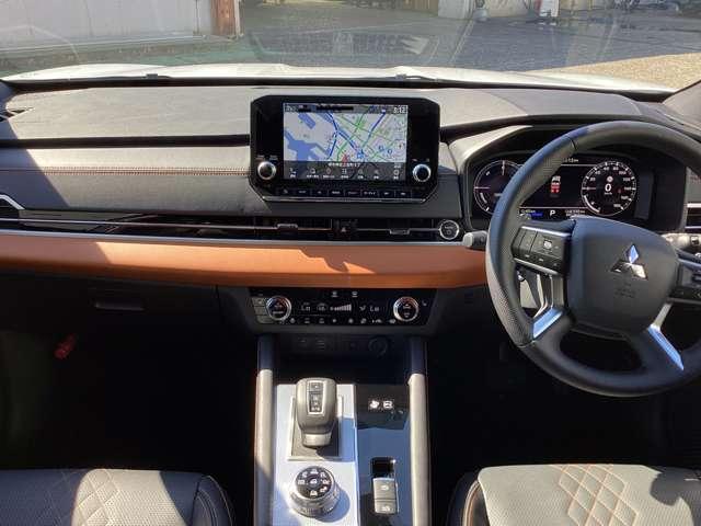 アウトランダーＰＨＥＶ Ｐ　スマホ連携ナビ　ＡＣ１００Ｖ電源　ＭＩ－ＰＩＬＯＴ　衝突軽減システム　マルチビューカメラ　Ｓヒーター　フルタイム４ＷＤ　横滑防止　ＬＥＤヘッドランプ　レザーシート　アルミ　クルーズコントロール　Ｂカメ（4枚目）