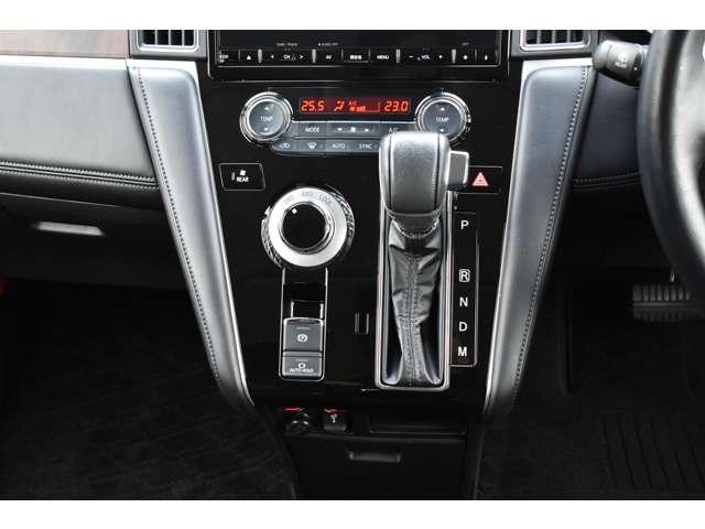 �R���p�N�g�ɔz�u���ꂽ�p�l���V�t�g�ƃG�A�R���X�C�b�`��������J���^���ŉ^�]���N���N��p�l���V�t�g�̂������ő������q���r���̉��K��ԁ���