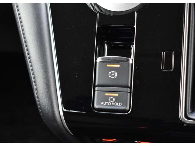 �X�C�b�`����ō쓮�ł���d���T�C�h�u���[�L�𑕔��I�܂��A�M���҂��Ȃǂ̒�Ԏ��Ƀu���[�L�y�_�����瑫�𗣂��Ă���ԏ�Ԃ��ێ����邱�Ƃ��ł���u���[�L�I�[�g�z�[���h�X�C�b�`���������Ă��܂��B