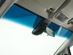 ◆フロントガラス上部に色のついた【ハーフシェイド・フロントウィンドウ】は直射日光やまぶしさを和らげ、安全運転を支援いたします。紫外線もカットしますので、日焼け予防にも効果がございます。 7