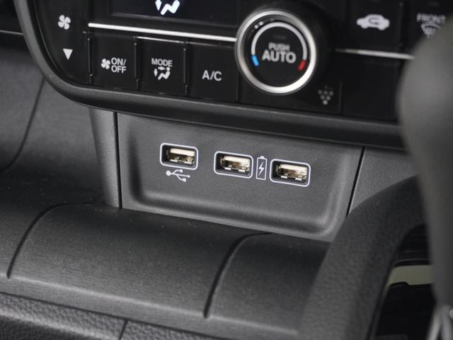 N-WGNカスタム L・ターボホンダセンシング 1オ-ナ-ナビDレコRカメETCクルコンBT接続 アダプティブクルーズコントロール シートヒーター 障害物センサー オートハイビーム プラズマクラスターエアコン 15インチ純正アルミホイール 禁煙車(7枚目)