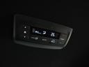 後席用エアコンの操作パネルも装備されており、同乗者の方もお好みの温度で快適なドライブをお楽しみいただけます。