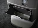 インパネ中央の下部には、ごみ箱としても使用する事ができるセンターロアボックスを装備しております。