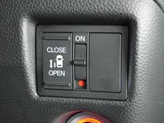 ◆電動スライドドア◆狭い駐車場でも乗り降りが楽々♪お子様が隣の車にドアを当ててしまう心配もございません！小さなお子様連れの方もこれで安心。 5