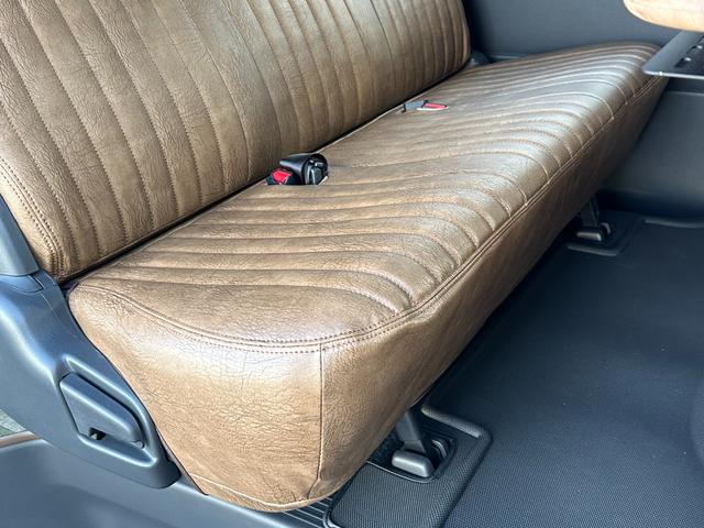 ハイエースバン ロングスーパーＧＬ　両側パワースライドドア／パノラミックビューモニター／デジタルインナーミラー／助手席エアバッグ／スマートキー／１６インチアルミホイール／フロントバンパーガード／ラギッド仕様／アンテーク仕様／車中泊仕様（62枚目）