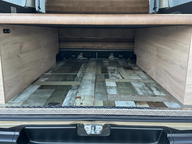 ハイエースバン ロングスーパーＧＬ　両側パワースライドドア／パノラミックビューモニター／デジタルインナーミラー／助手席エアバッグ／スマートキー／１６インチアルミホイール／フロントバンパーガード／ラギッド仕様／アンテーク仕様／車中泊仕様（68枚目）