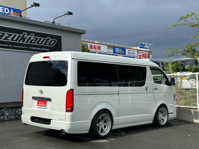 ハイエースバン 　ワイドディーゼル／フルカスタム車両／ローダウン／ベッドキット／スライドフロア／車中泊仕様／カスタムベース車両／社外スピーカー／オーバーフェンダー／エアロ／２ピース１８インチホイール（12枚目）