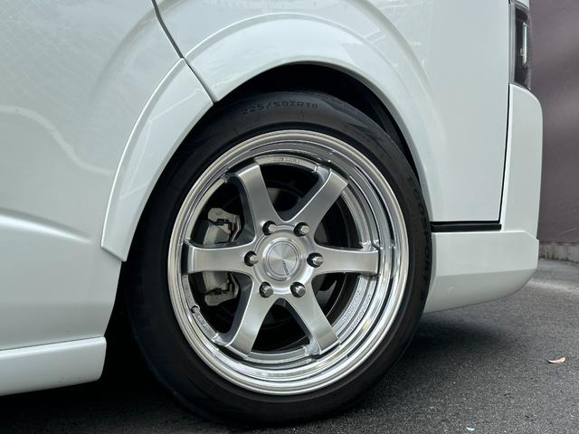 ハイエースバン 　ワイドディーゼル／フルカスタム車両／ローダウン／ベッドキット／スライドフロア／車中泊仕様／カスタムベース車両／社外スピーカー／オーバーフェンダー／エアロ／２ピース１８インチホイール（17枚目）