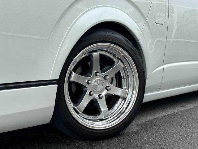 ハイエースバン 　ワイドディーゼル／フルカスタム車両／ローダウン／ベッドキット／スライドフロア／車中泊仕様／カスタムベース車両／社外スピーカー／オーバーフェンダー／エアロ／２ピース１８インチホイール（18枚目）
