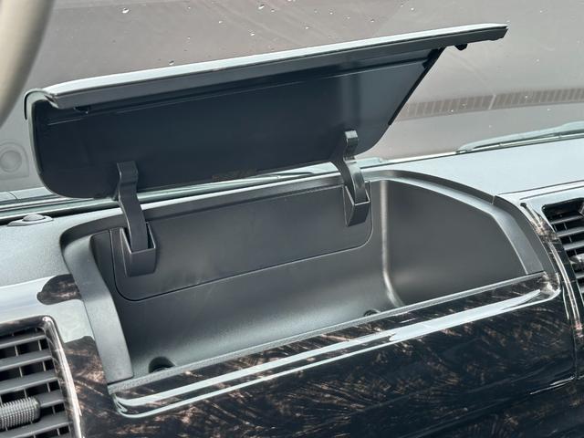 ハイエースバン 　ワイドディーゼル／フルカスタム車両／ローダウン／ベッドキット／スライドフロア／車中泊仕様／カスタムベース車両／社外スピーカー／オーバーフェンダー／エアロ／２ピース１８インチホイール（30枚目）
