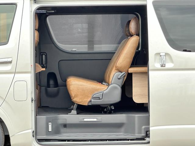 ハイエースバン スーパーＧＬ　ダークプライムＩＩ　ＢＵＡＮＪＡＰＡＮデモカー／ブラウンアンティーク仕様／ローダウン／ベッドキット／アルパインＢＩＧＸフローティングナビ／アルパイン１２．８型フリップダウンモニター（15枚目）