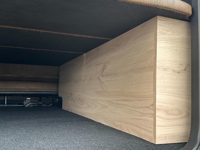 ハイエースバン スーパーＧＬ　ダークプライムＩＩ　ＢＵＡＮＪＡＰＡＮデモカー／ブラウンアンティーク仕様／ローダウン／ベッドキット／アルパインＢＩＧＸフローティングナビ／アルパイン１２．８型フリップダウンモニター（60枚目）