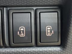 【両側パワースライドドア】スマートキーや運転席のスイッチで後席両側スライドドアの開閉が可能です！電動なので力を入れてドアを開ける必要は無く、小さなお子様でも簡単に開け閉めできて快適です！ 2