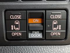 【両側パワースライドドア】スマートキーや運転席のスイッチで後席両側スライドドアの開閉が可能です！電動なので力を入れてドアを開ける必要は無く、小さなお子様でも簡単に開け閉めできて快適です！ 6