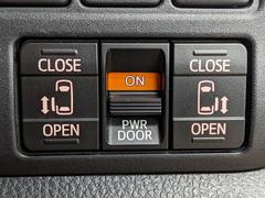【両側パワースライドドア】スマートキーや運転席のスイッチで後席両側スライドドアの開閉が可能です！電動なので力を入れてドアを開ける必要は無く、小さなお子様でも簡単に開け閉めできて快適です！ 5