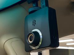 映像・音声などを記録する自動車用の車載装置です。　もしもの事故の際の記録はもちろん、旅行の際の思い出としてドライブの映像を楽しむことができますよ。 6