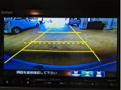 【バックカメラ】駐車する際に後方がリアルタイムの映像で確認。大型商業施設・立体駐車場・その他週駐車場での駐車時や、夜間のバック時に大活躍！運転スキルに関わらず、今や必須の装備の一つです。 4