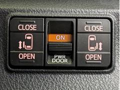【両側パワースライドドア】スマートキーや運転席のスイッチで後席両側スライドドアの開閉が可能です！電動なので力を入れてドアを開ける必要は無く、小さなお子様でも簡単に開け閉めできて快適です！ 5