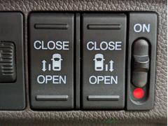 【両側パワースライドドア】スマートキーや運転席のスイッチで後席両側スライドドアの開閉が可能です！電動なので力を入れてドアを開ける必要は無く、小さなお子様でも簡単に開け閉めできて快適です！ 6