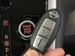 カバンやポケットに入れたままでもドアの施錠・解錠が可能なスマートキーを装備。エンジンのオン・オフ時もカギを取り出す必要が無いからとっても便利です♪ 6