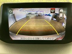 駐車時に後方がリアルタイム映像で確認できます。大型商業施設や立体駐車場での駐車時、夜間のバック時に大活躍です！運転スキルに関わらず、今や必須となった装備のひとつ！ 5