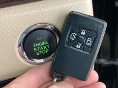 カバンやポケットに入れたままでもドアの施錠・解錠が可能なスマートキーを装備。エンジンのオン・オフ時もカギを取り出す必要が無いからとっても便利です♪ 6