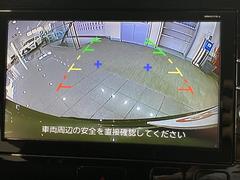 駐車時に後方がリアルタイム映像で確認できます。大型商業施設や立体駐車場での駐車時、夜間のバック時に大活躍です！運転スキルに関わらず、今や必須となった装備のひとつ！ 5